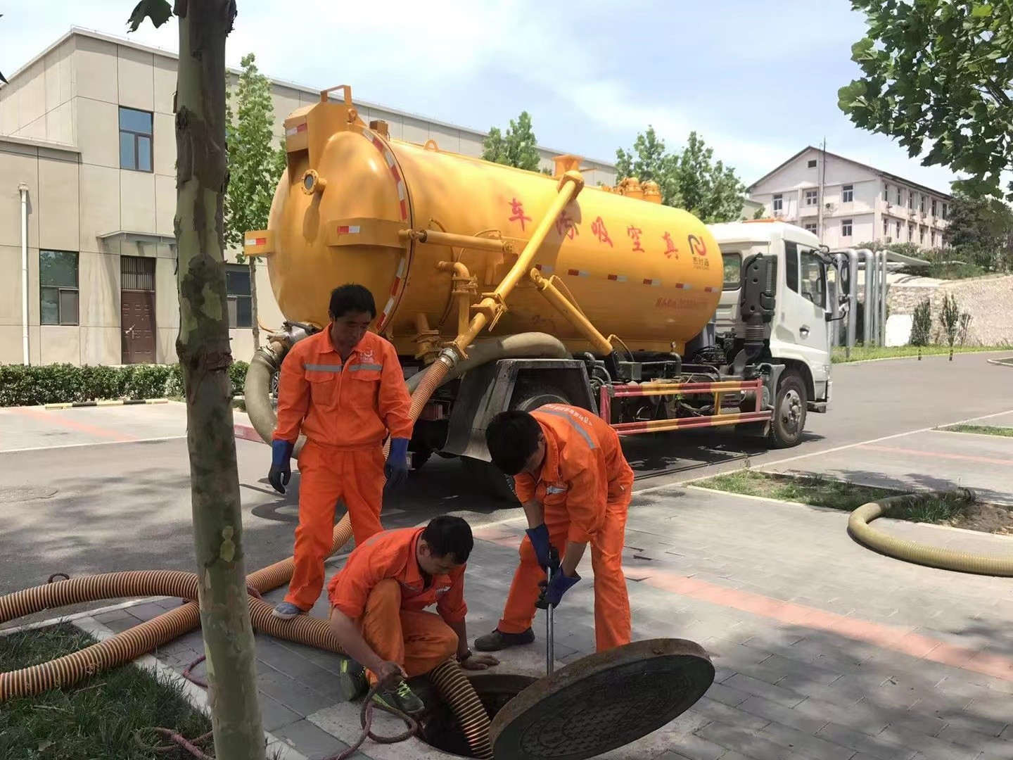 政和管道疏通车停在窨井附近