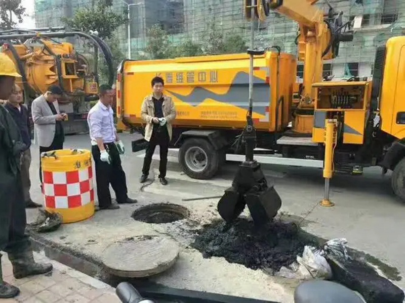 政和街道：网格员化身“清道夫”，为民解忧疏通“堵心”化粪池